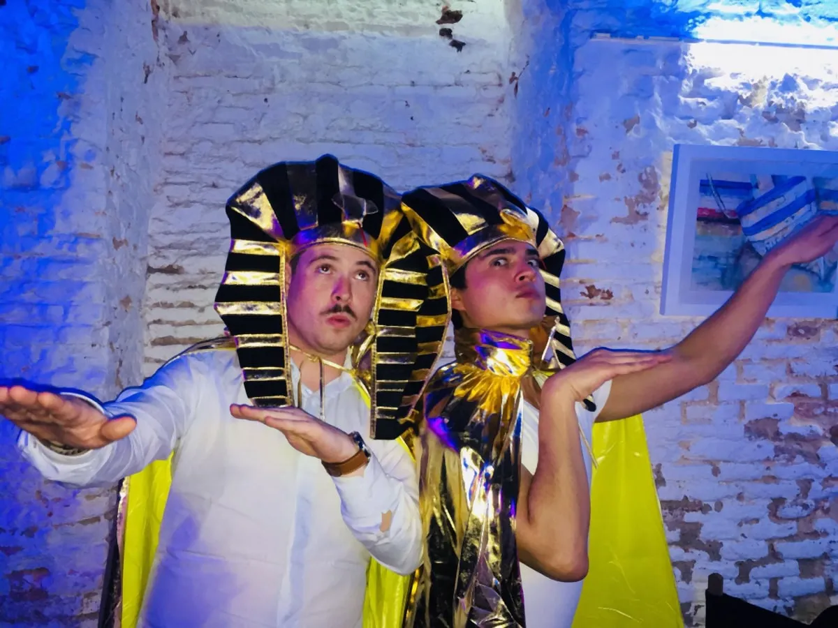 Dos alumnos de WIT Impro caracterizados de faraones en una escena de improvisación sobre el escenario de WIT Impro, Madrid