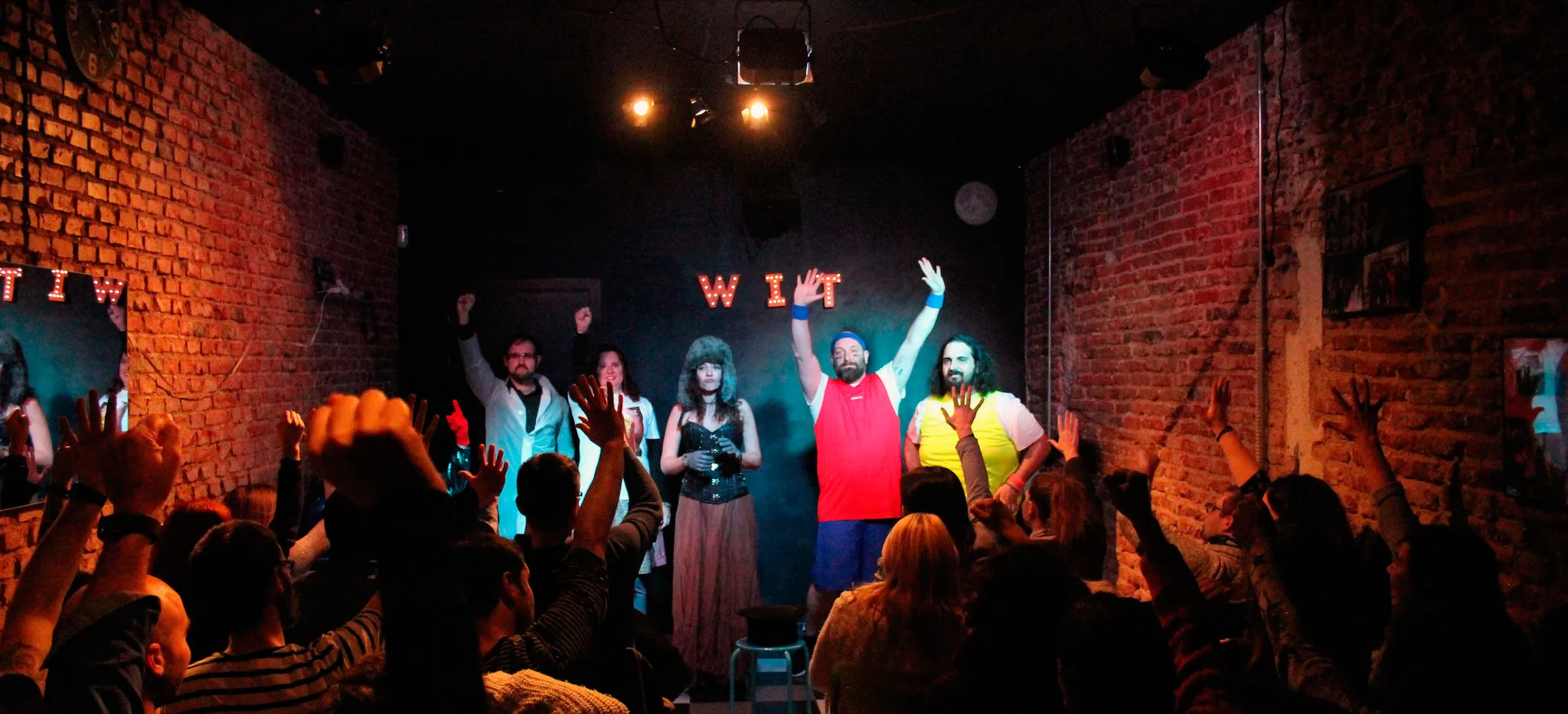Elenco de alumnos de WIT Impro en un show de improvisación con el público participando, WIT Impro, Madrid