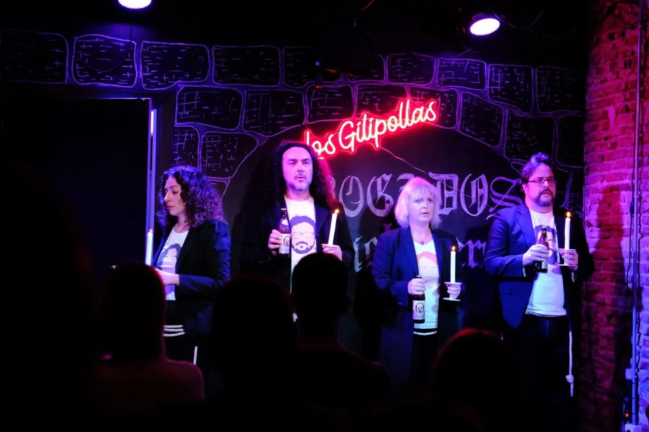 Los Gilipollas improvisando Abogados Franciskaners en el escenario de WIT Impro, Madrid, con el público en primer plano